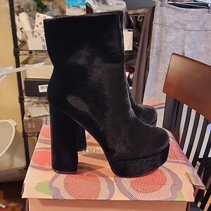 VIA PINKY COLLECTION HIGH HEELED SHOES NWT SIZE 10
